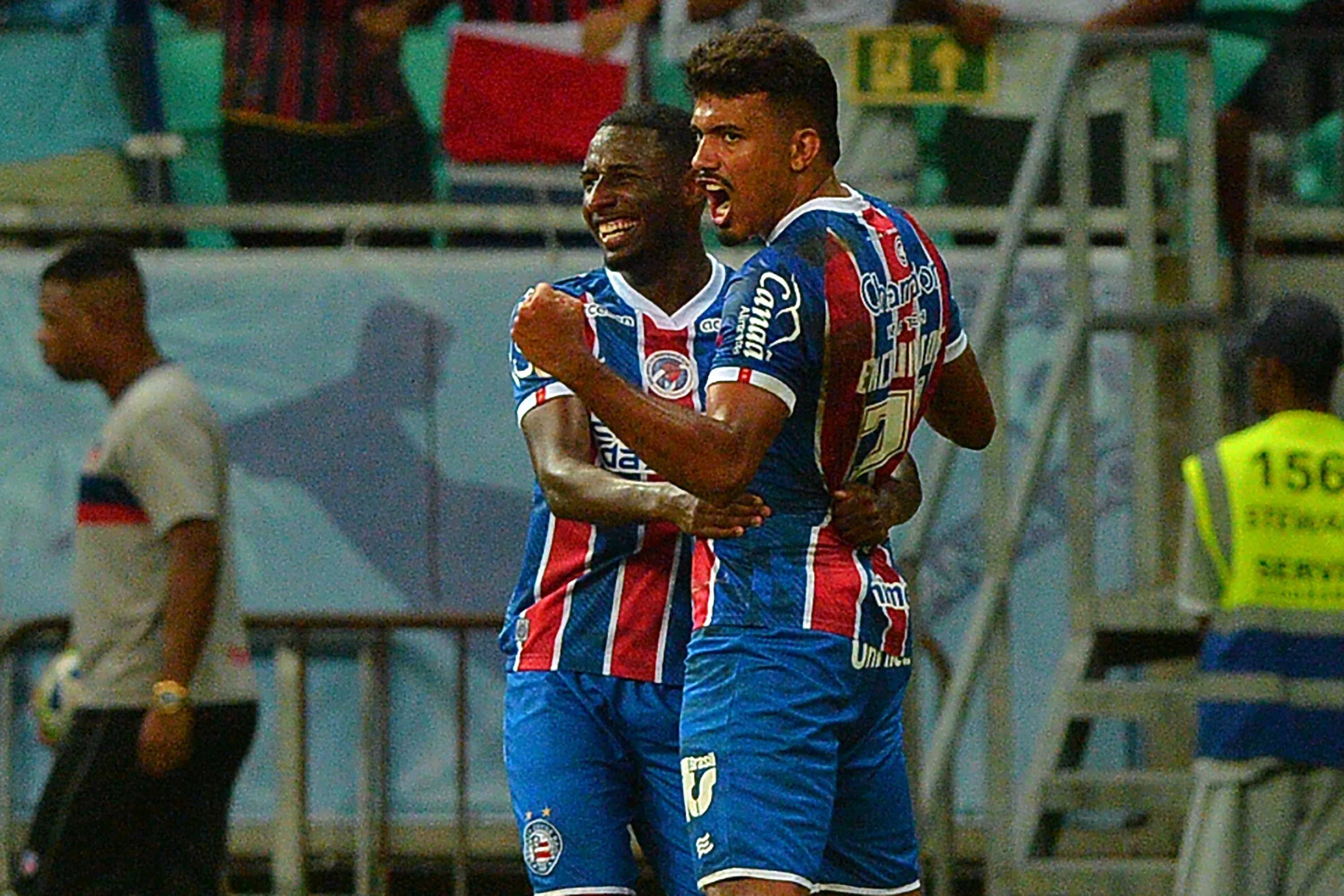 Foto: Walmir Cirne/AGIF – Ryan e Mingotti comemorando gol
