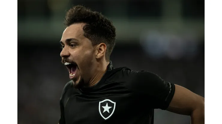 RJ - RIO DE JANEIRO - 15/07/2023 - BRASILEIRO A 2023, BOTAFOGO X BRAGANTINO - Eduardo jogador do Botafogo comemora seu gol durante partida contra o Bragantino no estadio Engenhao pelo campeonato Brasileiro A 2023. Foto: Jorge Rodrigues/AGIF