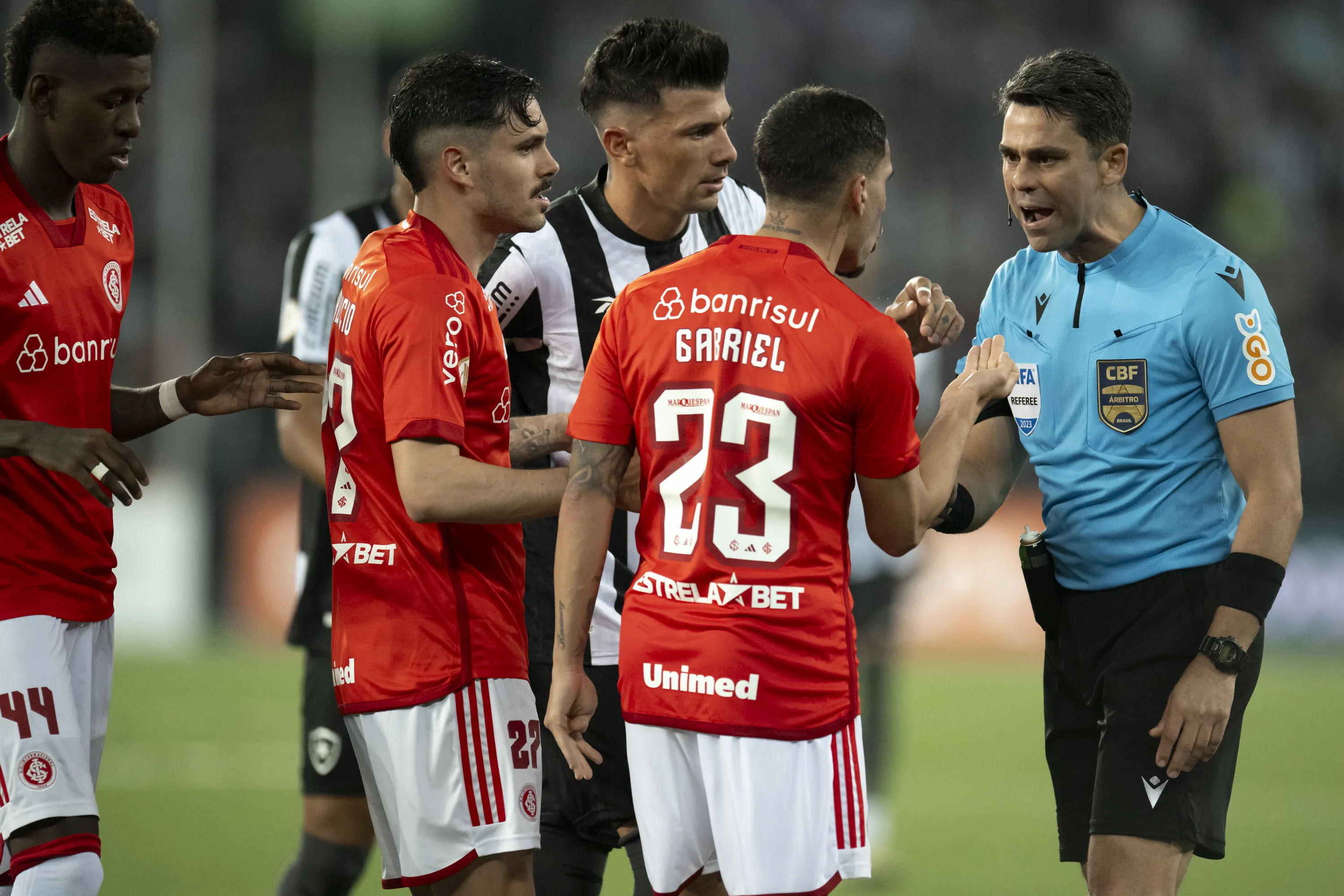 Foto: Jorge Rodrigues/AGIF – Gabriel conversando com árbitro Flávio de Souza
