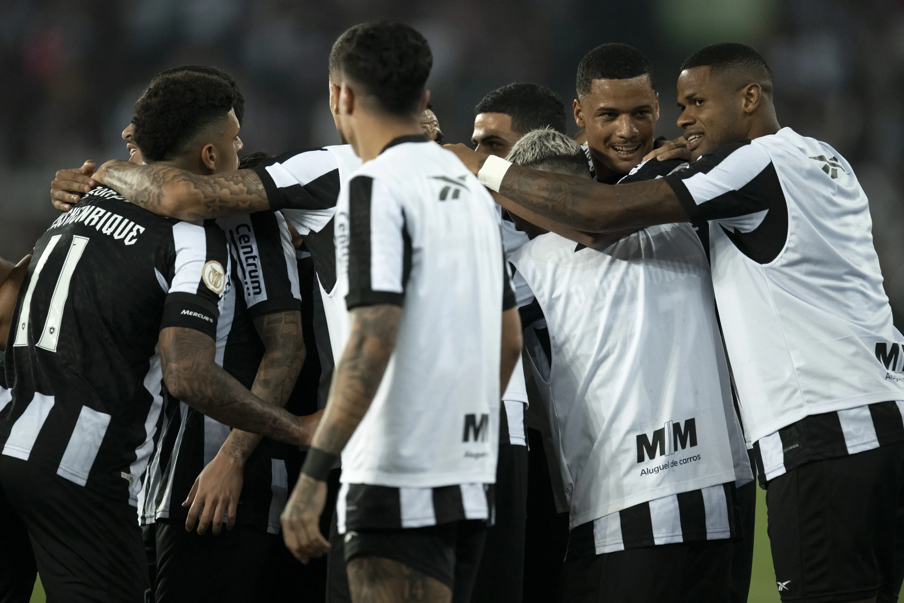 Foto: Jorge Rodrigues/AGIF – Jogadores do Botafogo comemorando gol contra o Internacional