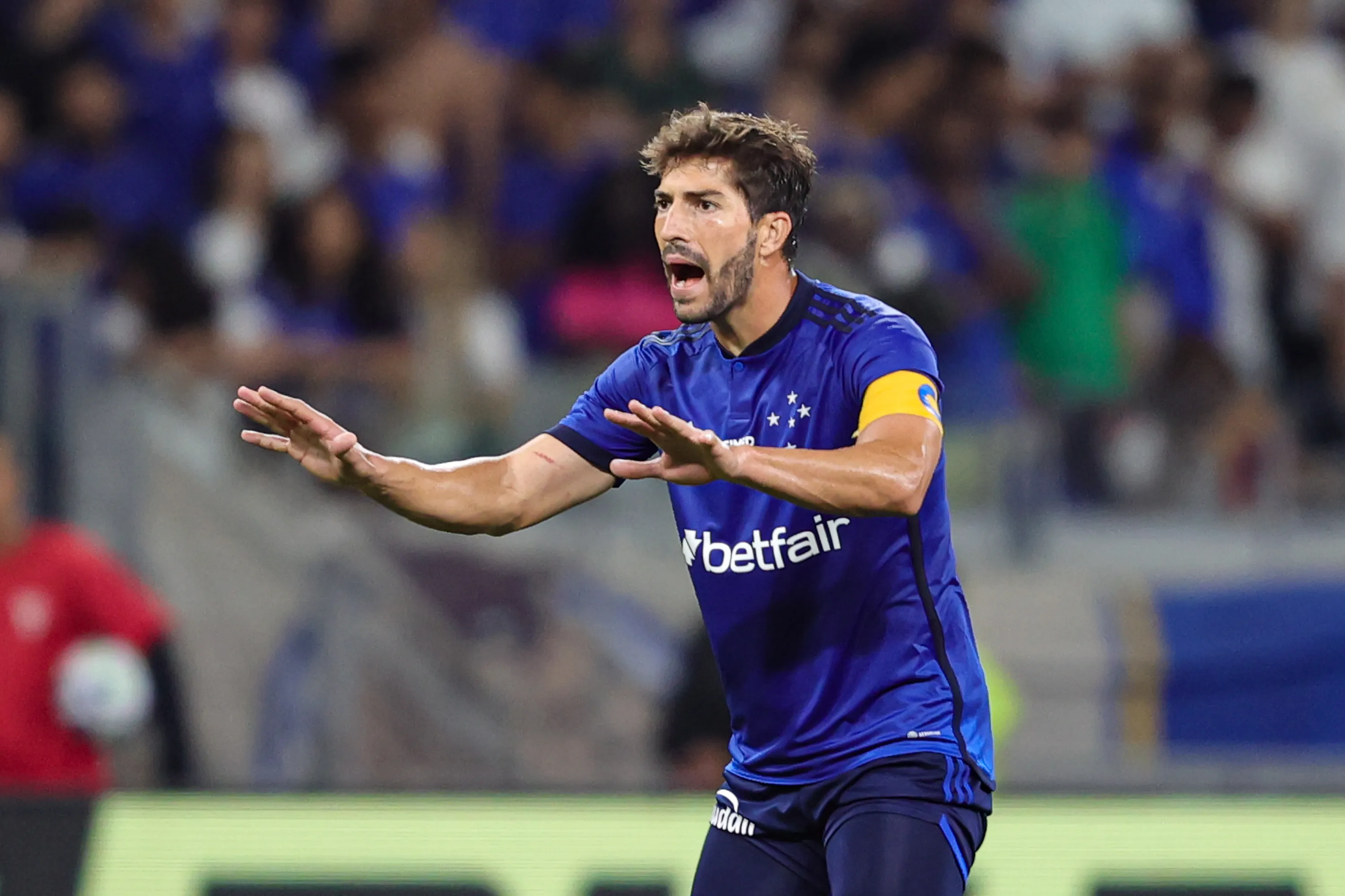 Foto: Gilson Lobo/AGIF - Lucas Silva em ação pelo Cruzeiro no Campeonato Brasileiro.