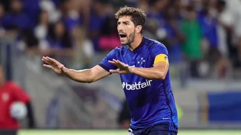 Foto: Gilson Lobo/AGIF - Lucas Silva em ação pelo Cruzeiro no Campeonato Brasileiro.