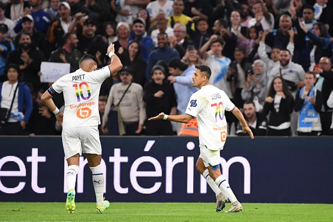 (Photo by Anthony Bibard/FEP/Icon Sport via Getty Images) – Payet e Sanchez comemorando gol no Olympique de Marselha