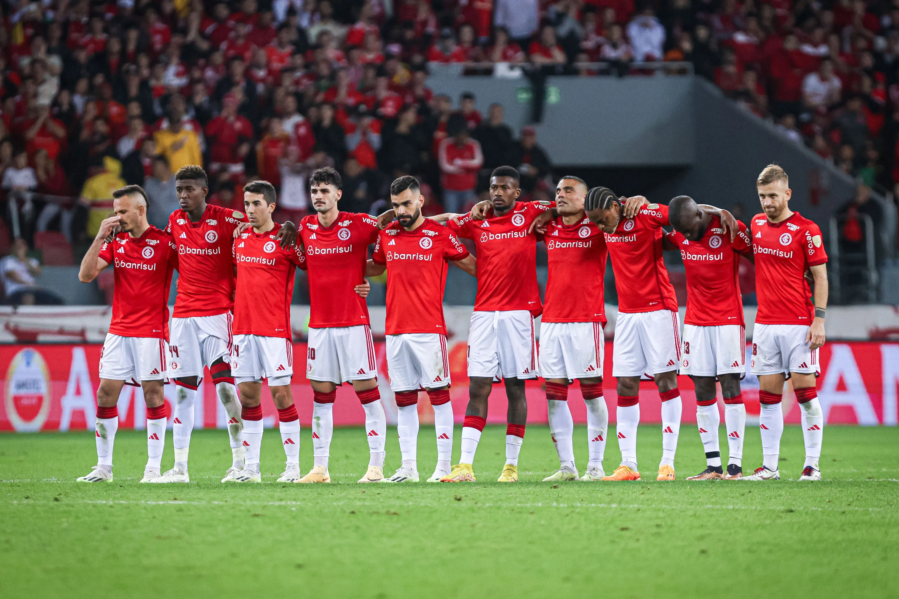Foto: Maxi Franzoi/AGIF – Elenco do Internacional durante a cobrança de pênaltis contra o River Plate