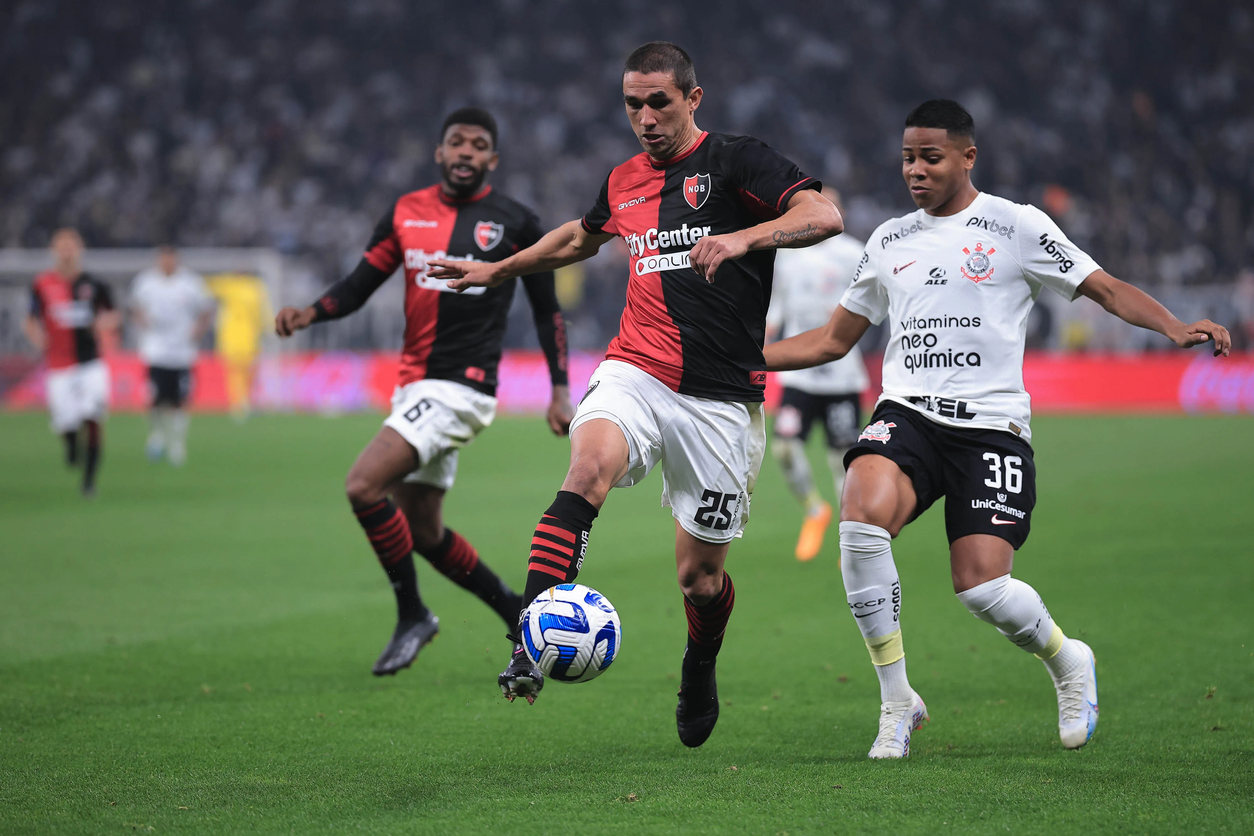 Foto: Ettore Chiereguini/AGIF – Wesley atuando contra o Newell’s Old Boys