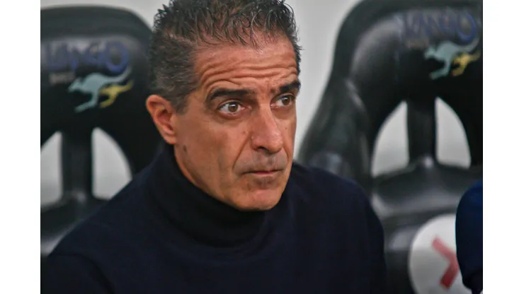 Foto: Gabriel Machado/AGIF - Renato Paiva observa de perto situação de possível 'reforço'.