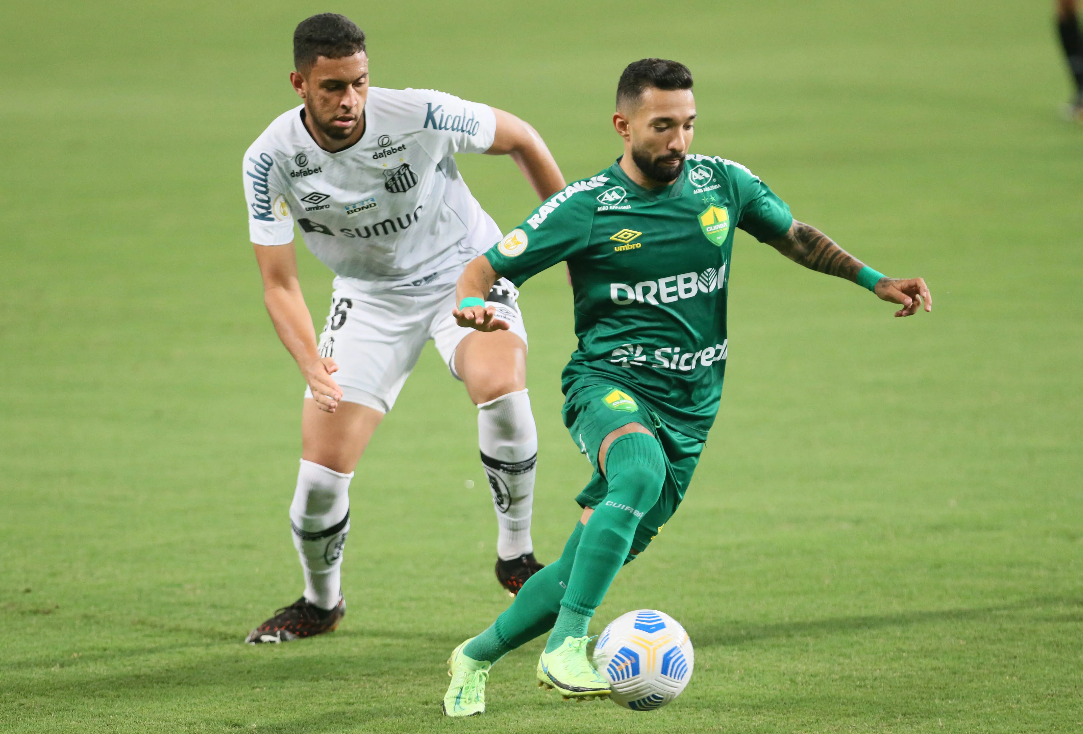 Foto: Gil Gomes/AGIF – Robson Reis atuando pelo Santos em 2021