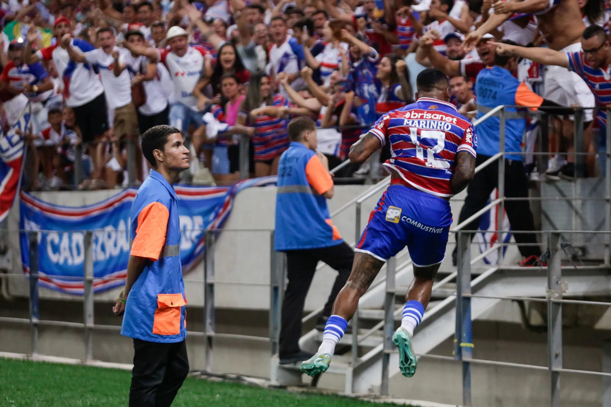 Foto: Lucas Emanuel/AGIF – Marinho indo comemorar na torcida do Fortaleza