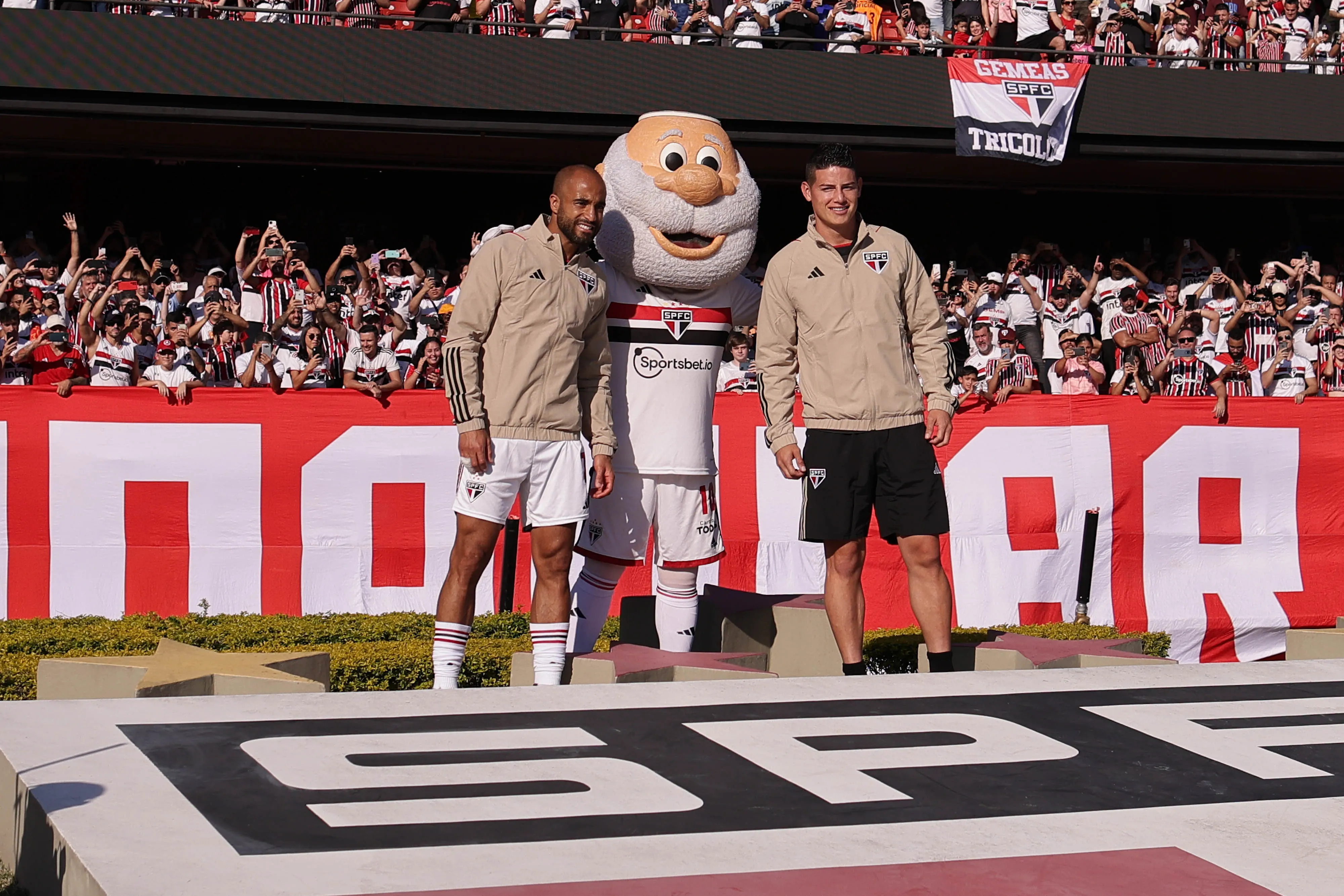 Foto: Ettore Chiereguini/AGIF – James Rodríguez sendo apresentado ao lado de Lucas Moura no São Paulo domingo (6)