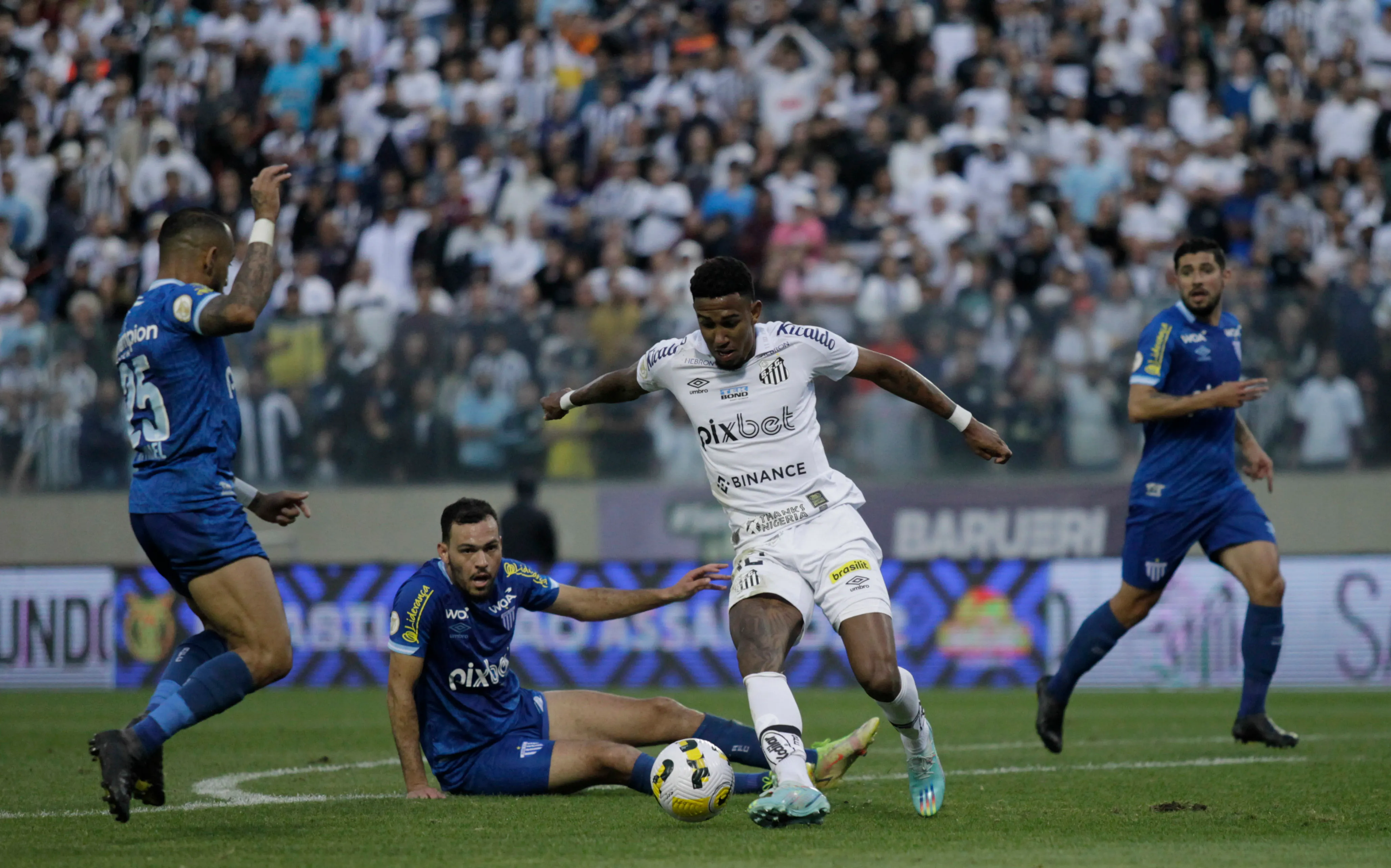 Foto: Marco Miatelo/AGIF – Rwan Cruz atuando pelo Santos em 2022
