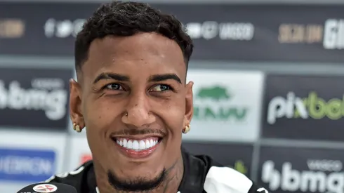 Rwan Cruz estreia na Europa e agita torcida do Santos