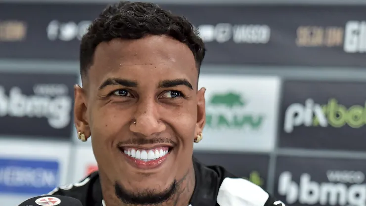 Rwan Cruz estreia na Europa e agita torcida do Santos