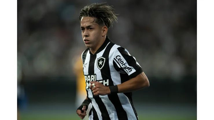 RJ - RIO DE JANEIRO - 02/08/2023 - COPA SUL-AMERICANA 2023, BOTAFOGO X GUARANI-PAR - Matias Segovia jogador do Botafogo durante partida contra o Guarani-PAR no estadio Engenhao pelo campeonato Copa Sul-Americana 2023. Foto: Jorge Rodrigues/AGIF