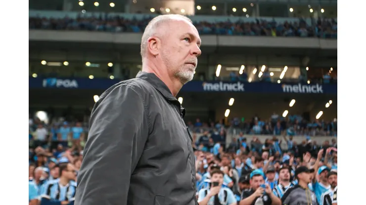 PORTO ALEGRE, BRAZIL - MAY 21: Mano Menezes coach of Internacional looks on during a Brasileirao match between Gremio and Internacional at Arena do Gremio on May 21, 2023 in Porto Alegre, Brazil. (Photo by Fernando Alves/Getty Images)