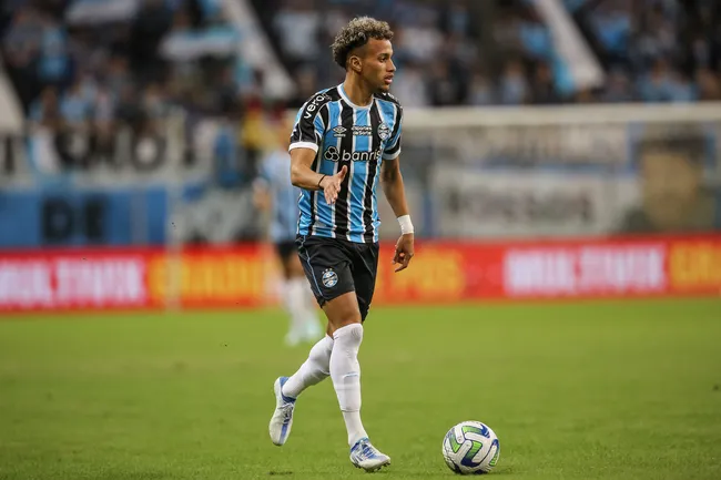Foto: Pedro H. Tesch/AGIF – Bitello atuando pelo Grêmio