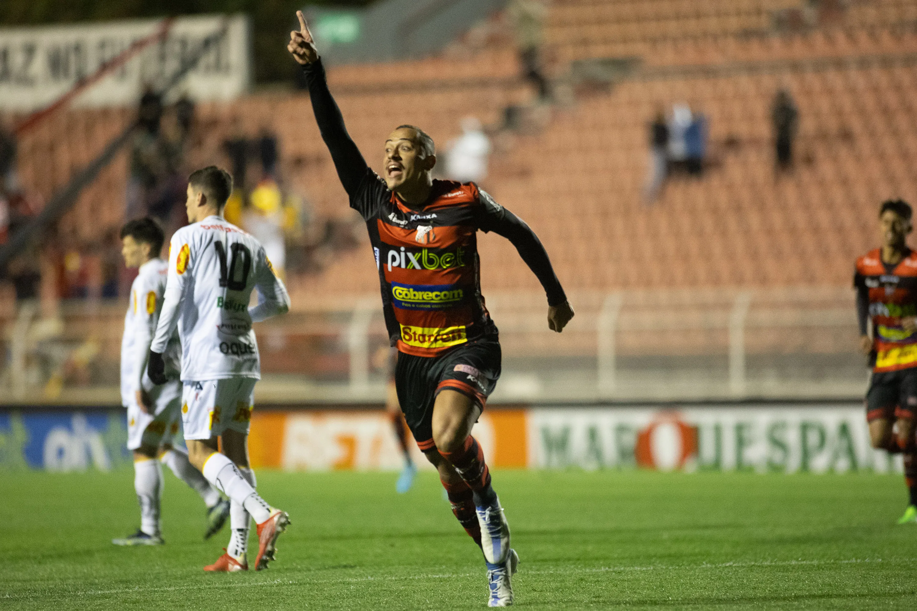 Foto: Diogo Reis/AGIF – Rafael Elias atuando pelo Ituano em 2022
