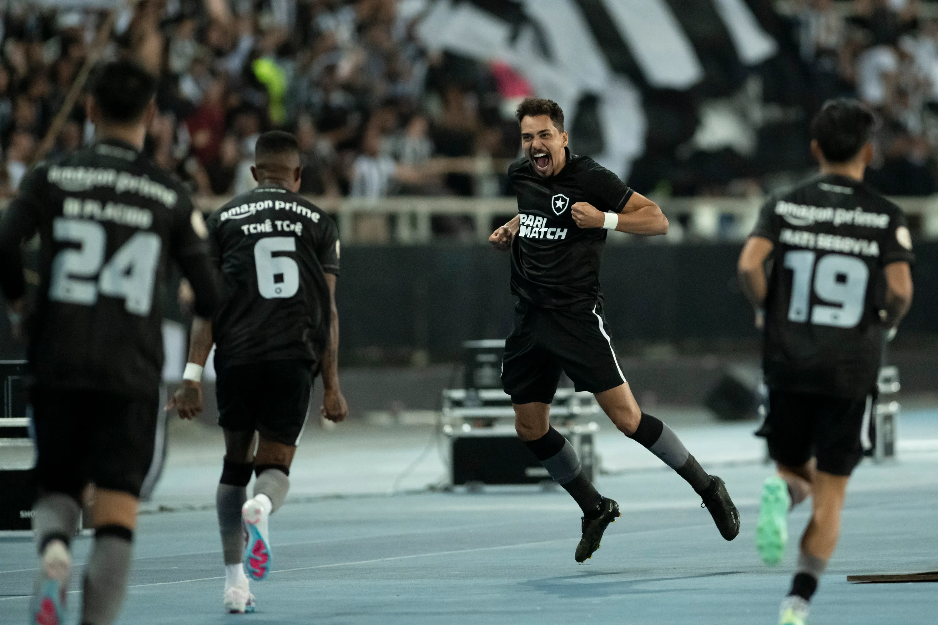 Foto: Jorge Rodrigues/AGIF – Eduardo e companheiros comemorando gol