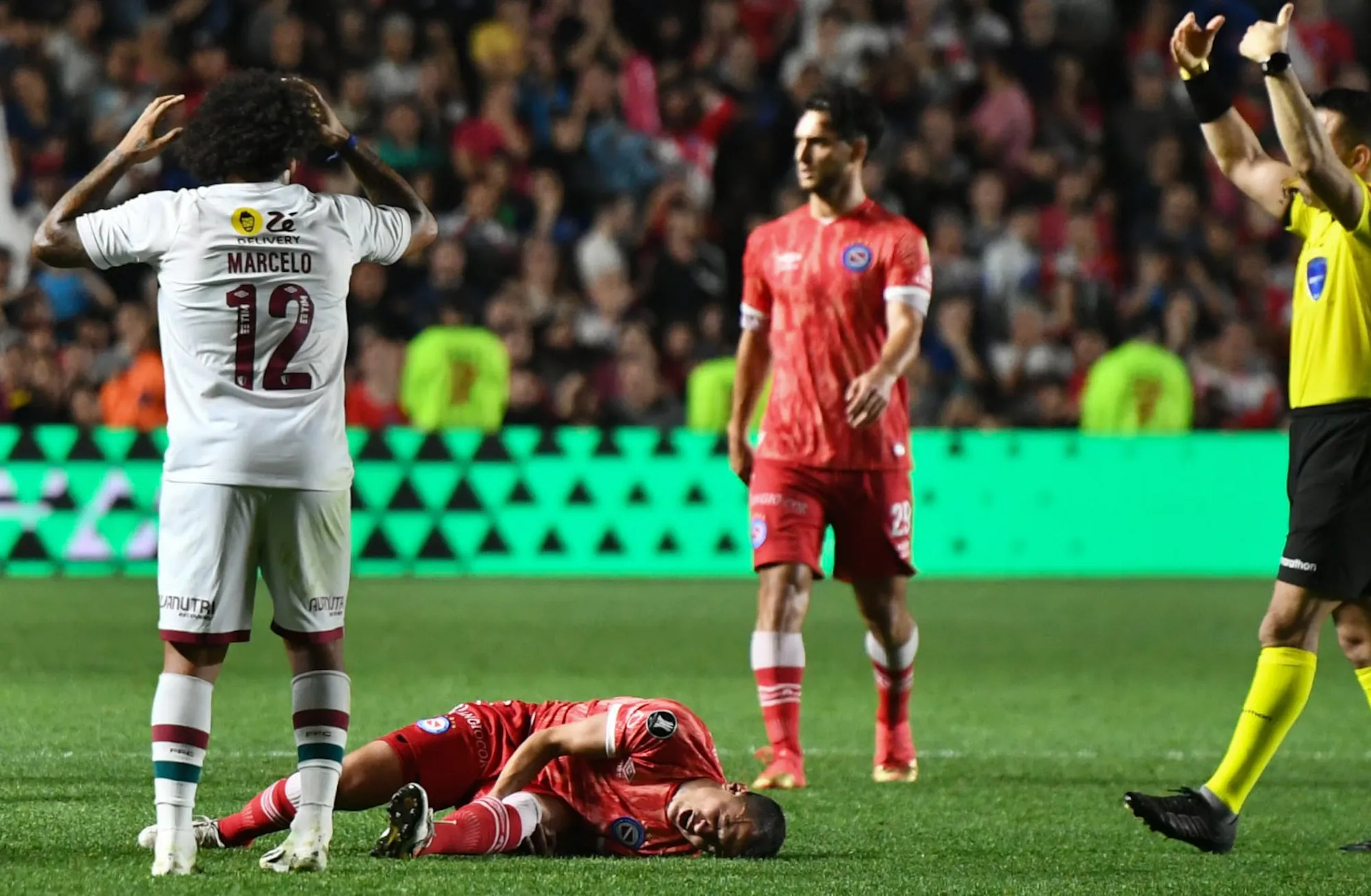 Foto: Fotobairesarg/AGIF – Marcelo lamentando lance grotesco
