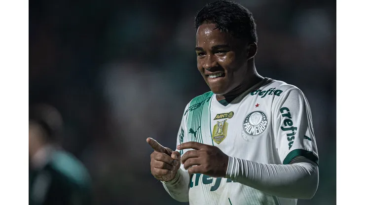 GO - GOIANIA - 07/05/2023 - BRASILEIRO A 2023, GOIAS X PALMEIRAS - Endrick jogador do Palmeiras comemora seu gol durante partida contra o Goias no estadio Serrinha pelo campeonato BRASILEIRO A 2023. Foto: Heber Gomes/AGIF