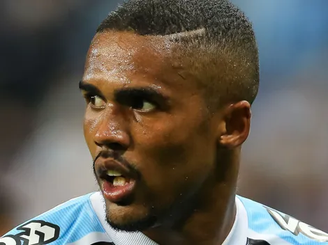  DOUGLAS +1 NO CHINELO! Ídolo esquece ex-atletas e 'baba' por contratação histórica do Grêmio 