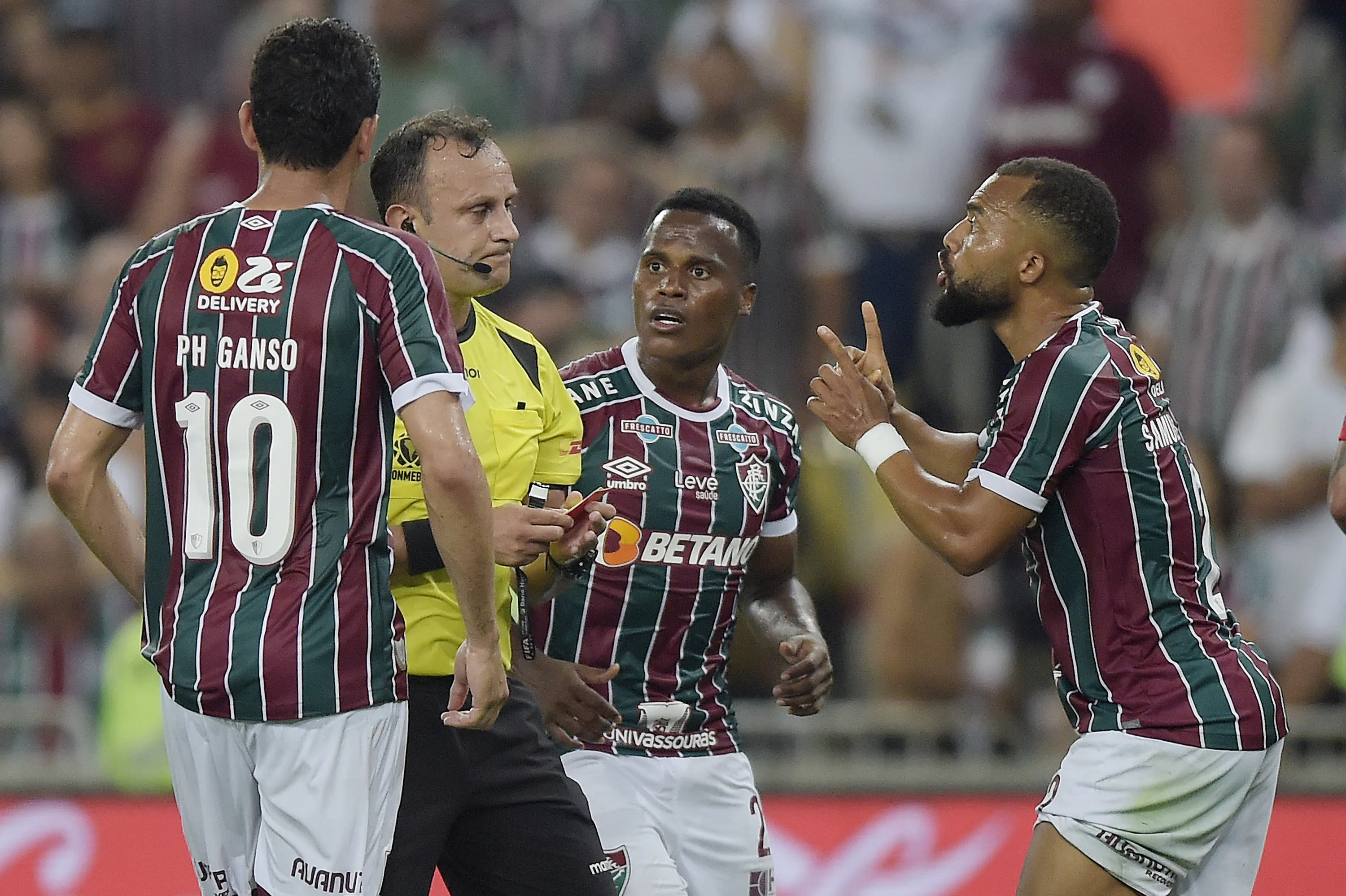 Foto: Alexandre Loureiro/AGIF – Jogadores do Flu reclamando com o árbitro
