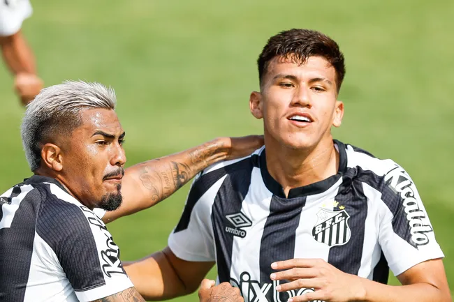 Foto: Marcello Zambrana/AGIF – Zabala (à direita) comemorando gol do Santos na Copinha 2023