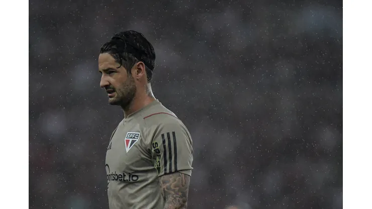 RJ - RIO DE JANEIRO - 13/08/2023 - BRASILEIRO A 2023, FLAMENGO X SAO PAULO -Alexandre Pato jogador do Sao Paulo durante aquecimento antes da partida contra o Flamengo no estadio Maracana pelo campeonato Brasileiro A 2023. Foto: Thiago Ribeiro/AGIF