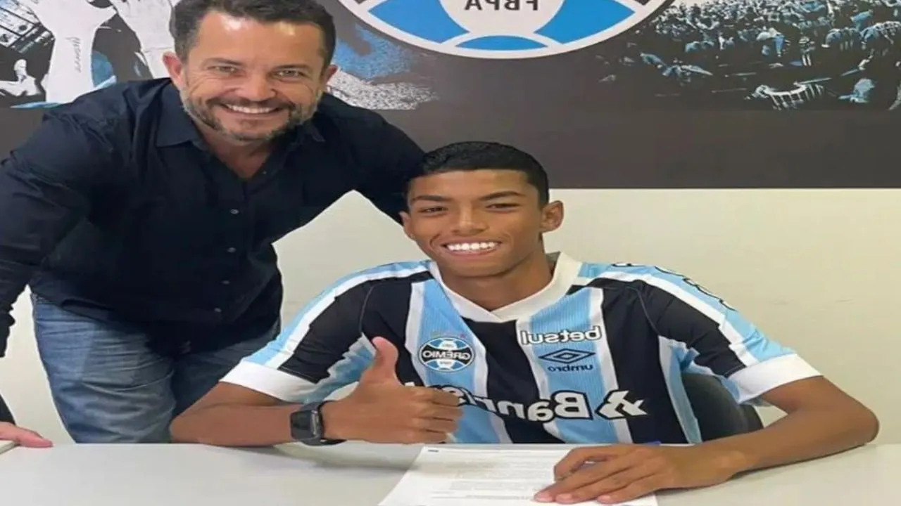 Foto: Reprodução/Grêmio – João Lidório assinando contrato profissional com o Grêmio