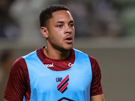 Bruxa Colorada a solta: Torcida do Internacional repercute saída de Vitor Roque