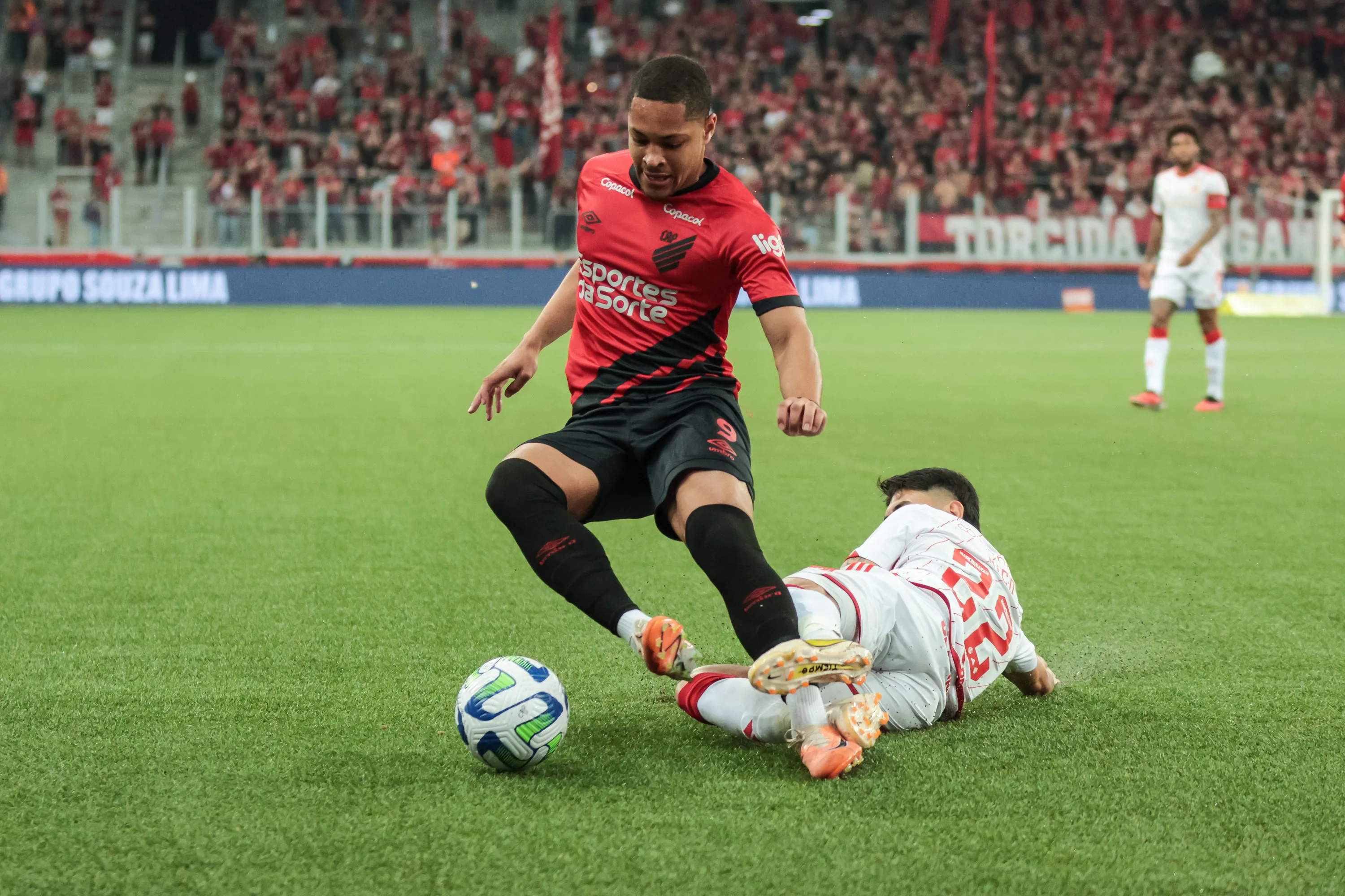 Foto: Robson Mafra/AGIF – Lance da lesão de Vitor Roque