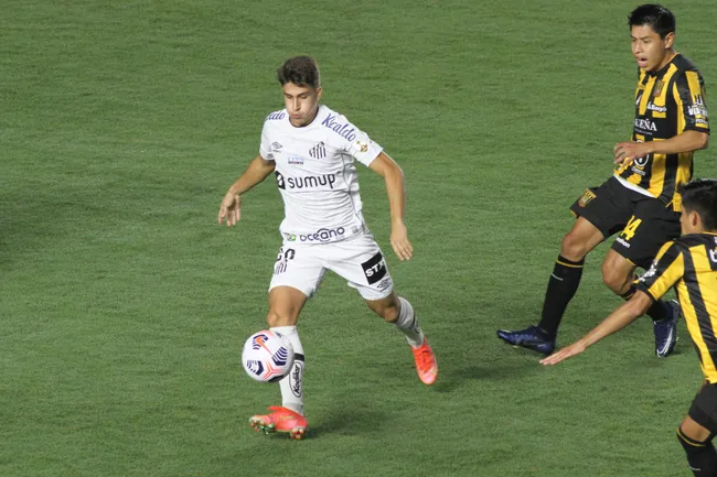 Foto: Fernanda Luz/AGIF – Pirani atuando no Santos em 2021