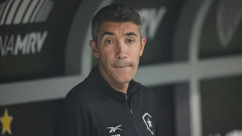 Foto: Gilson Lobo/AGIF – Bruno Lage saca defensor do Botafogo da partida contra o Corinthians