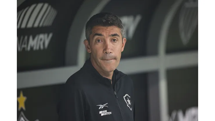 Foto: Gilson Lobo/AGIF - Bruno Lage saca defensor do Botafogo da partida contra o Corinthians