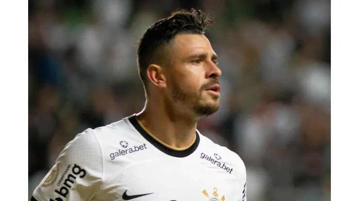 Foto: Fernando Moreno/AGIF - Giuliano tem situação atualizada no Corinthians.