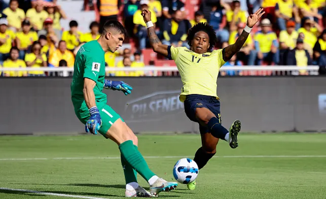 . (Photo by Franklin Jacome/Getty Images) – Sergio Rochet atuando pelo Uruguai contra o Equador