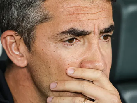 PISTOLOU! Torcida 'rasga' medalhão de Bruno Lage no Botafogo 