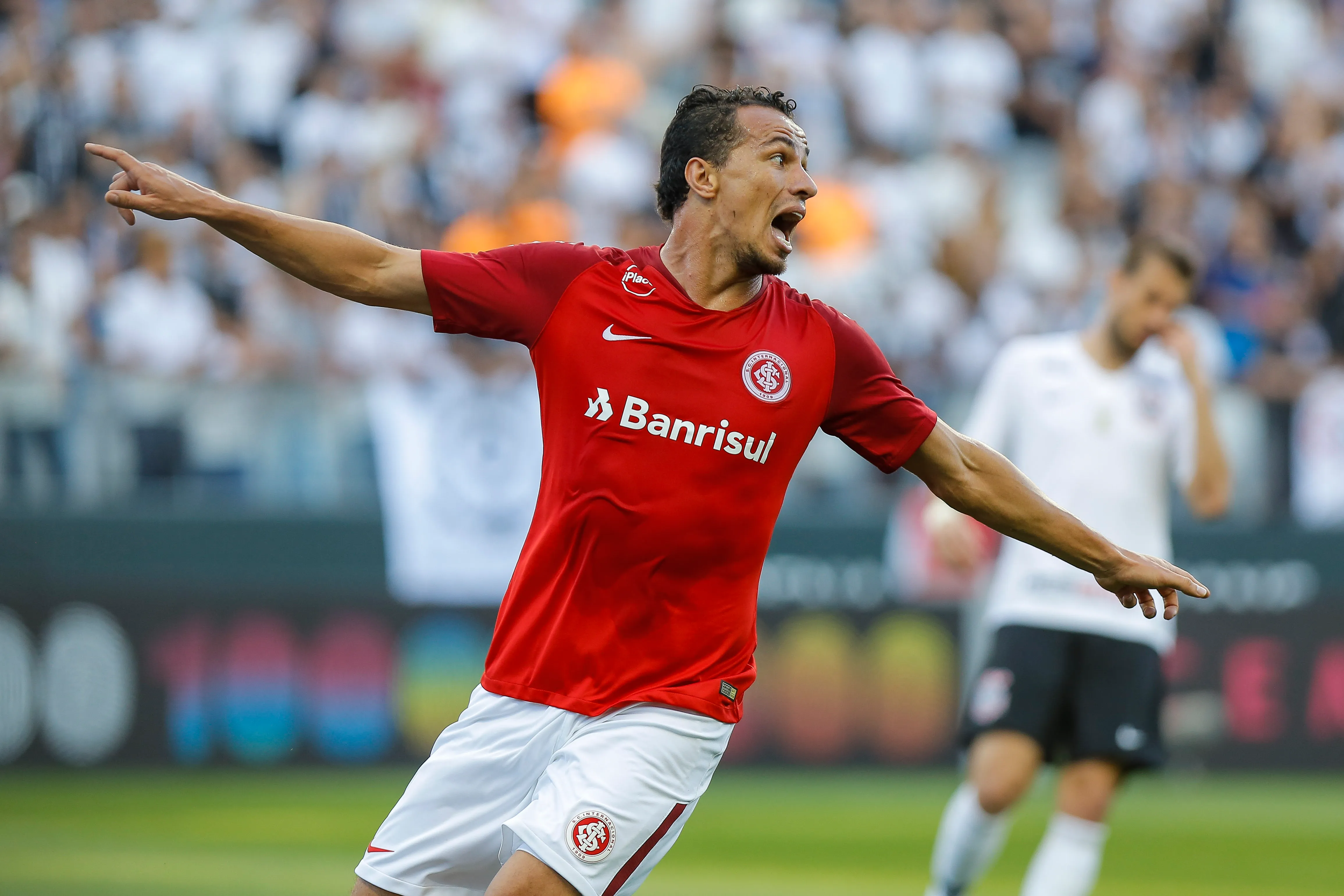 Foto: Daniel Vorley/AGIF – Leandro Damião atuando pelo Inter em 2018