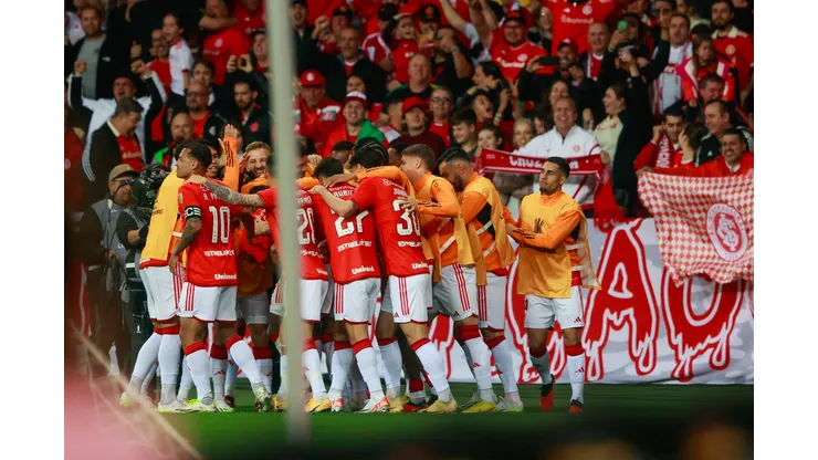 RS - PORTO ALEGRE - 29/08/2023 - LIBERTADORES 2023, INTERNACIONAL X BOLIVAR - Enner Valencia jogador do Internacional comemora seu gol com jogadores do seu time durante partida contra o Bolivar no estadio Beira-Rio pelo campeonato Libertadores 2023. Foto: Luiz Erbes/AGIF