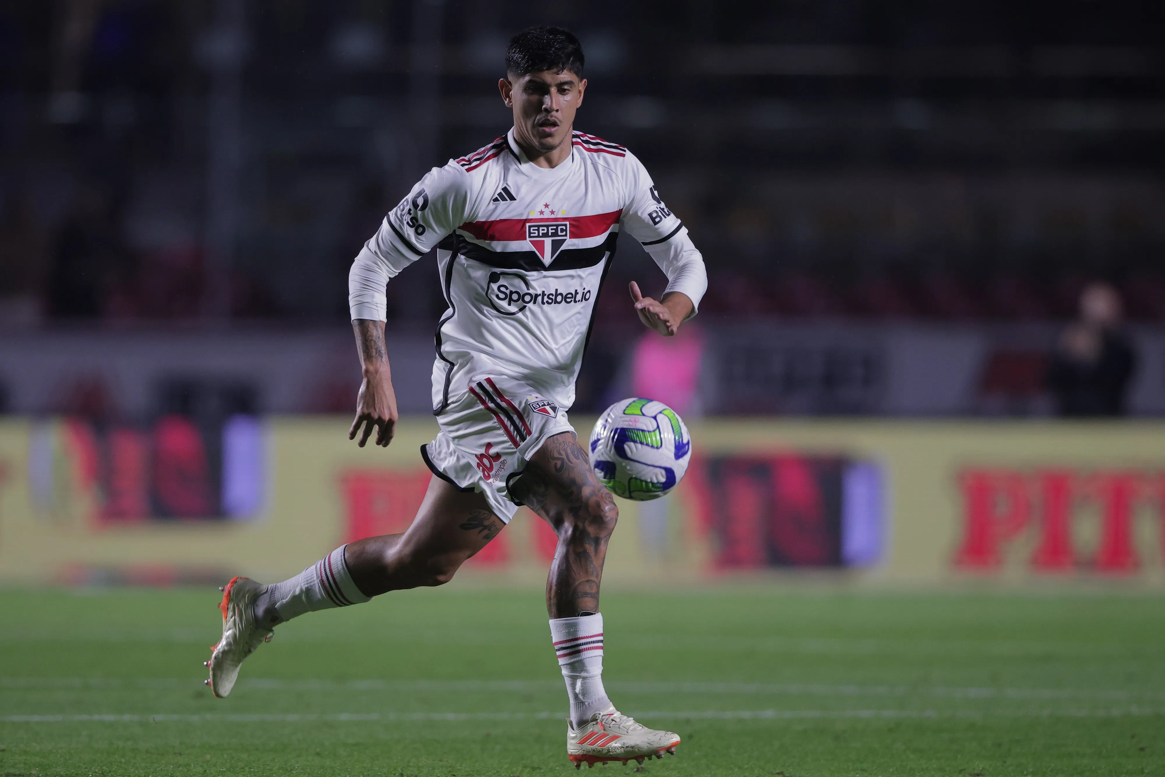 Foto: Ettore Chiereguini/AGIF – Alan Franco, provável substituto de Arboleda no Tricolor