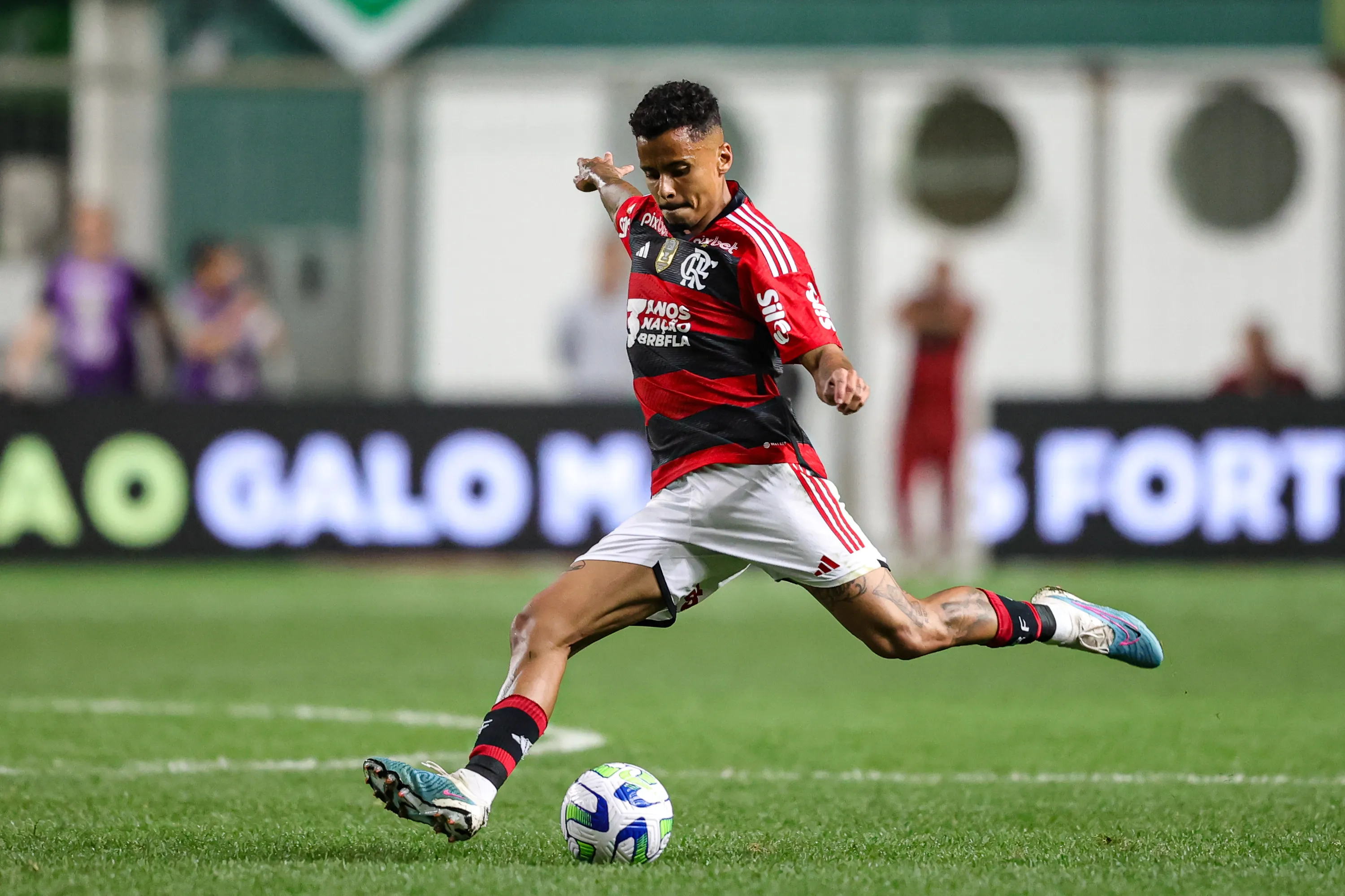 Foto: Gilson Lobo/AGIF – Allan atuando no Flamengo