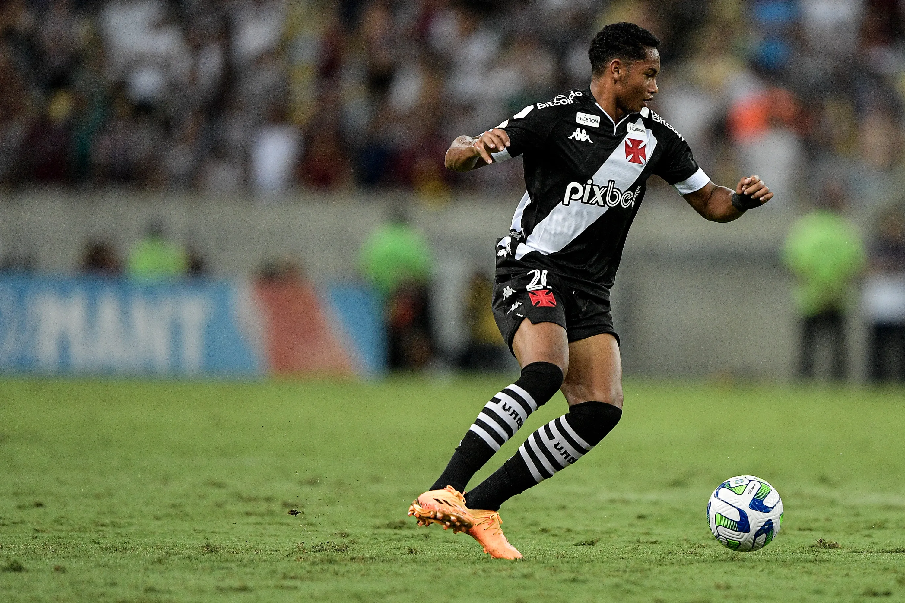 Foto: Thiago Ribeiro/AGIF – Eguinaldo atuando no Vasco em 2023