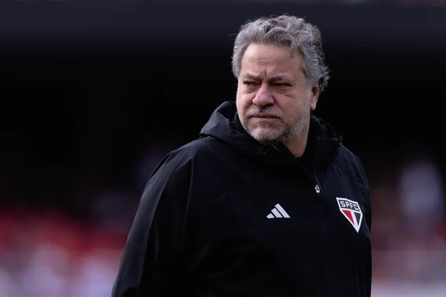 Foto: Ettore Chiereguini/AGIF – Júlio Casares acompanha situação de Oscar