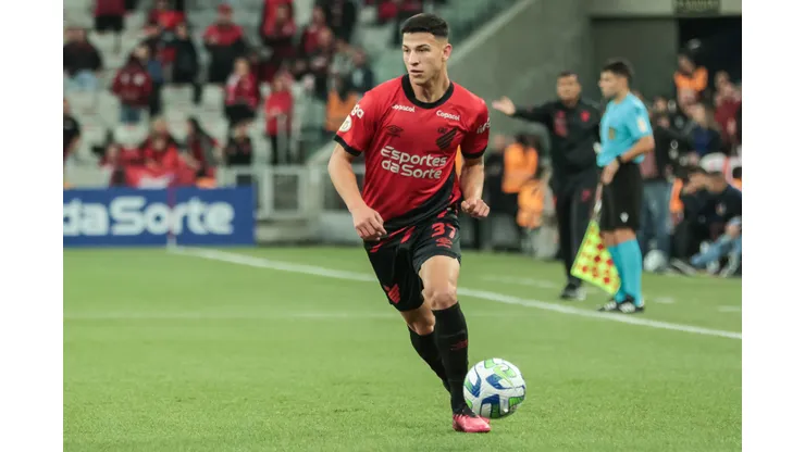 Foto: Robson Mafra/AGIF - Situação de Lucas Esquivel chega ao Athletico