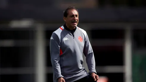 Foto: Daniel RAMALHO/VASCO – Ramón Díaz se impressiona no Vasco.