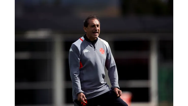 Foto: Daniel RAMALHO/VASCO - Ramón Díaz se impressiona no Vasco.
