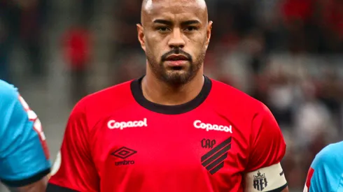 PR – CURITIBA – 15/04/2023 – BRASILEIRO A 2023, ATHLETICO-PR X GOIAS – Thiago Heleno jogador do Athletico-PR com a bracadeira de capitao especial em homenagem a Pele durante partida contra o Goias no estadio Arena da Baixada pelo campeonato BRASILEIRO A 2023. Foto: Gabriel Machado/AGIF