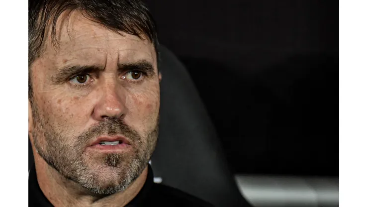 RJ - RIO DE JANEIRO - 12/08/2023 - BRASILEIRO A 2023, BOTAFOGO X INTERNACIONAL - Eduardo Coudet tecnico do Internacional durante partida contra o Botafogo no estadio Engenhao pelo campeonato Brasileiro A 2023. Foto: Thiago Ribeiro/AGIF