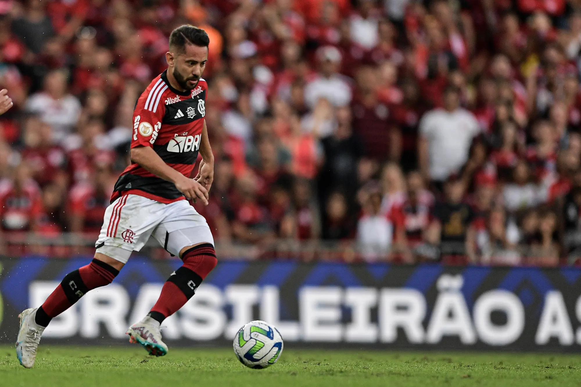 Foto: Thiago Ribeiro/AGIF – Everton Ribeiro atuando pelo Rubro Negro