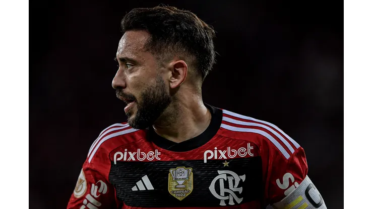 RJ - RIO DE JANEIRO - 26/08/2023 - BRASILEIRO A 2023, FLAMENGO X INTERNACIONAL -Everton Ribeiro jogador do Flamengo durante partida contra o Internacional no estadio Maracana pelo campeonato Brasileiro A 2023. Foto: Thiago Ribeiro/AGIF