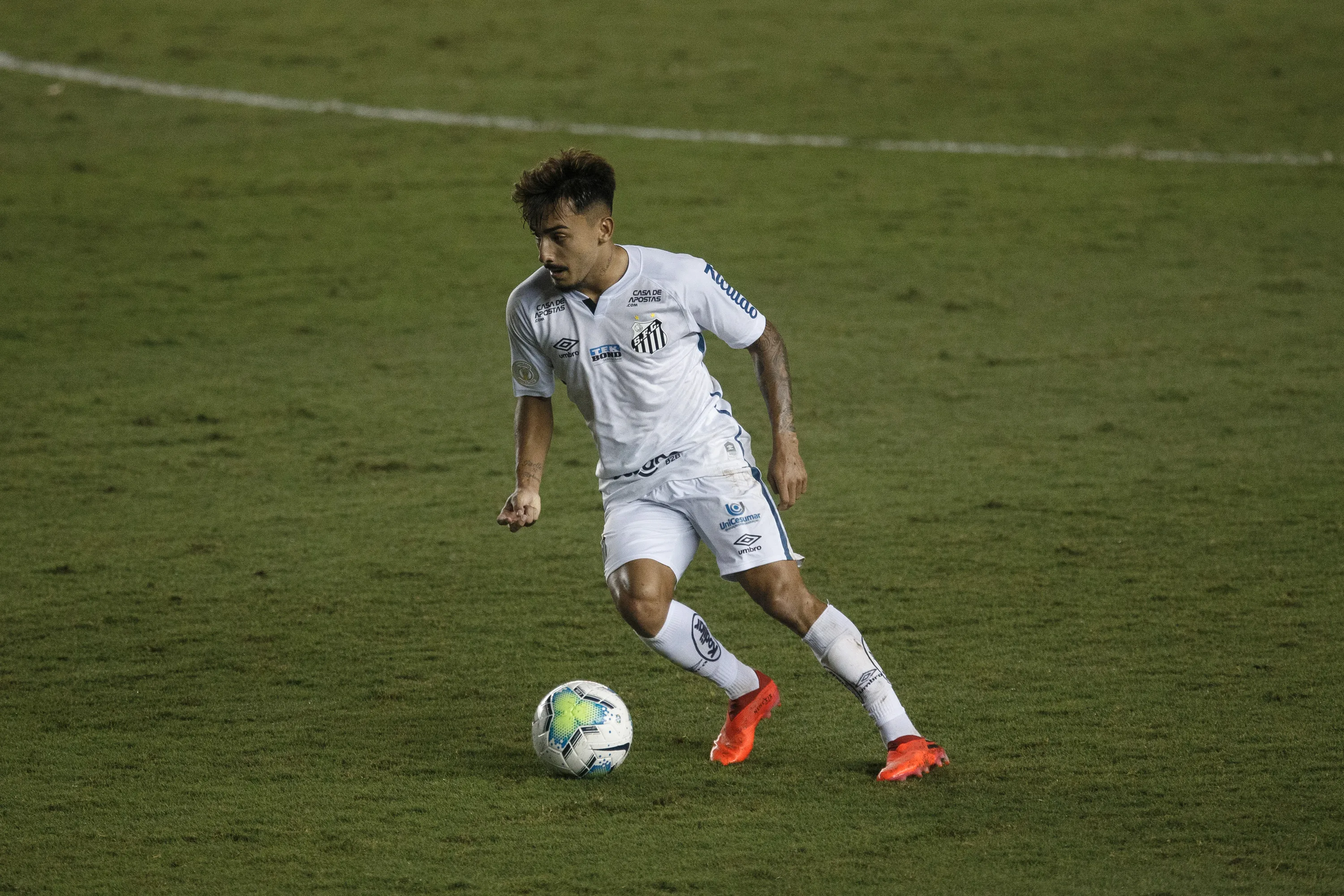Foto: Ettore Chiereguini/AGIF – Lucas Lourenço atuando no Santos em 2020